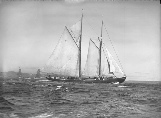 Gilbert B.Walters jockeying at start of elimination race