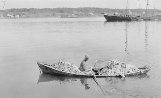 "Landing fish froom a vessel on Lahave River"