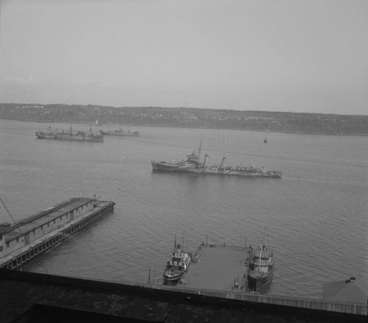 U.S. Destroyer 453, USS Bristol coming in